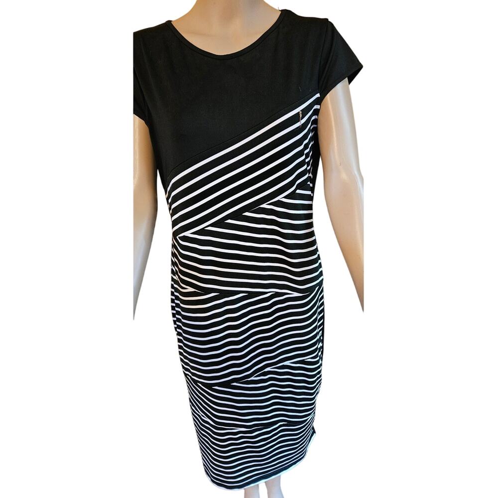 Slimming Black & White Geometric Design Dress ~ Very Slimming Stretch